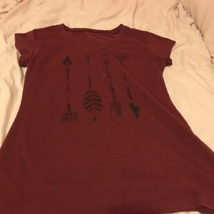 Maroon arrow t shirt